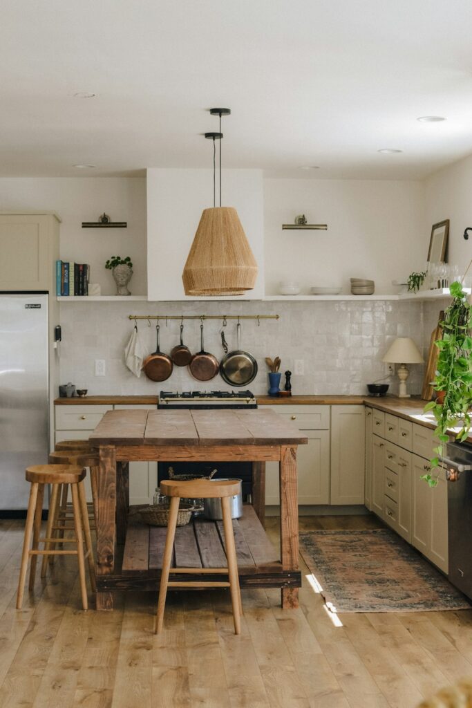Cocina con isla de madera y banquetas