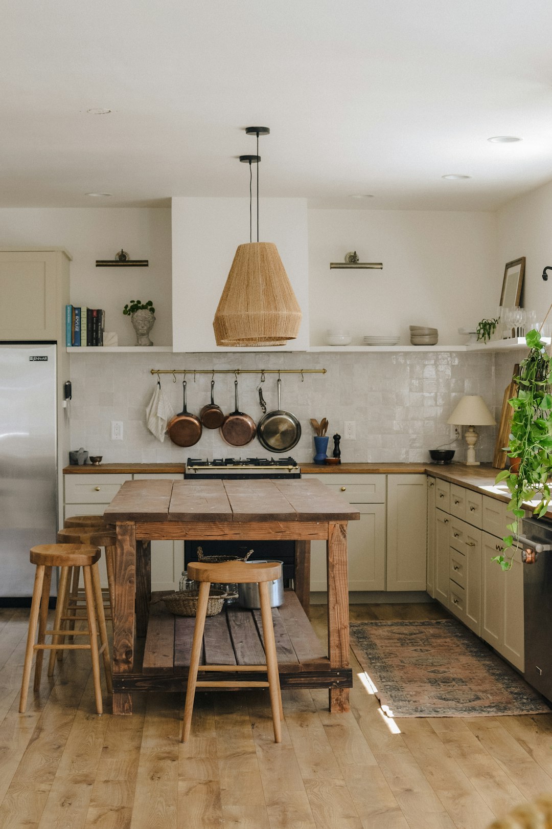 Cocina con isla de madera y banquetas