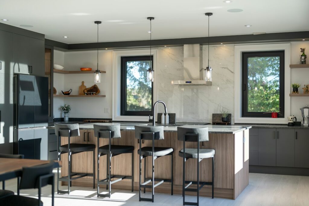 Cocina luminosa con isla de madera y muebles grises