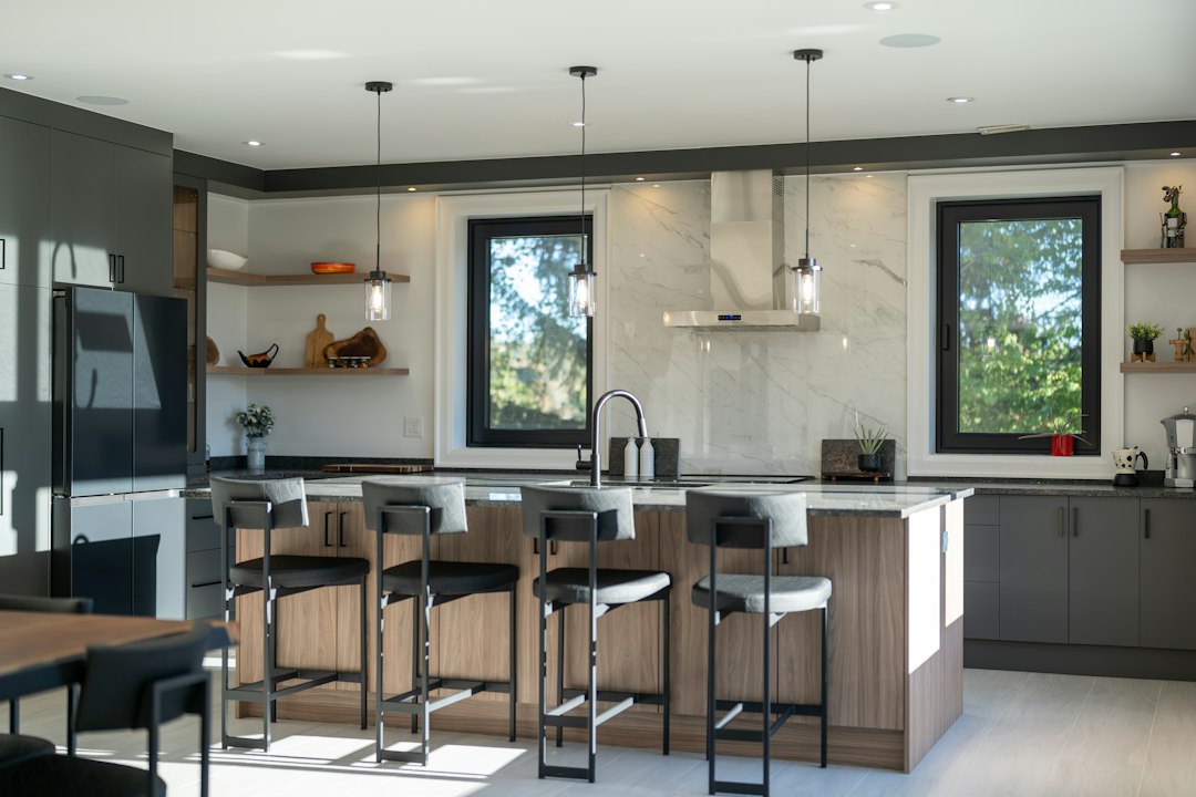 Cocina luminosa con isla de madera y muebles grises