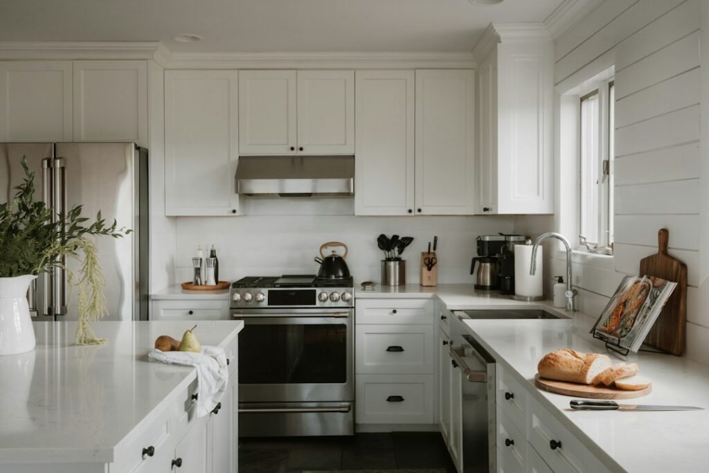 Cocina luminosa con muebles blancos y cubierta limpia